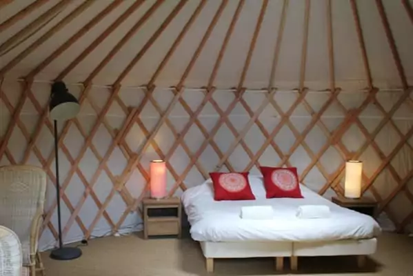 L'intérieur accueillant d'une yourte cozy de family ecolodge, pour des vacances dog friendy