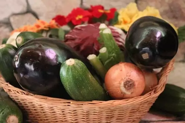 un panier de légumes frais et locaux.