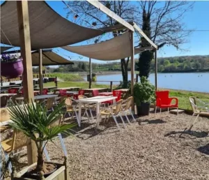 la terrasse de l'auberge du lac à St Fargeau, Yonne, Bourgogne