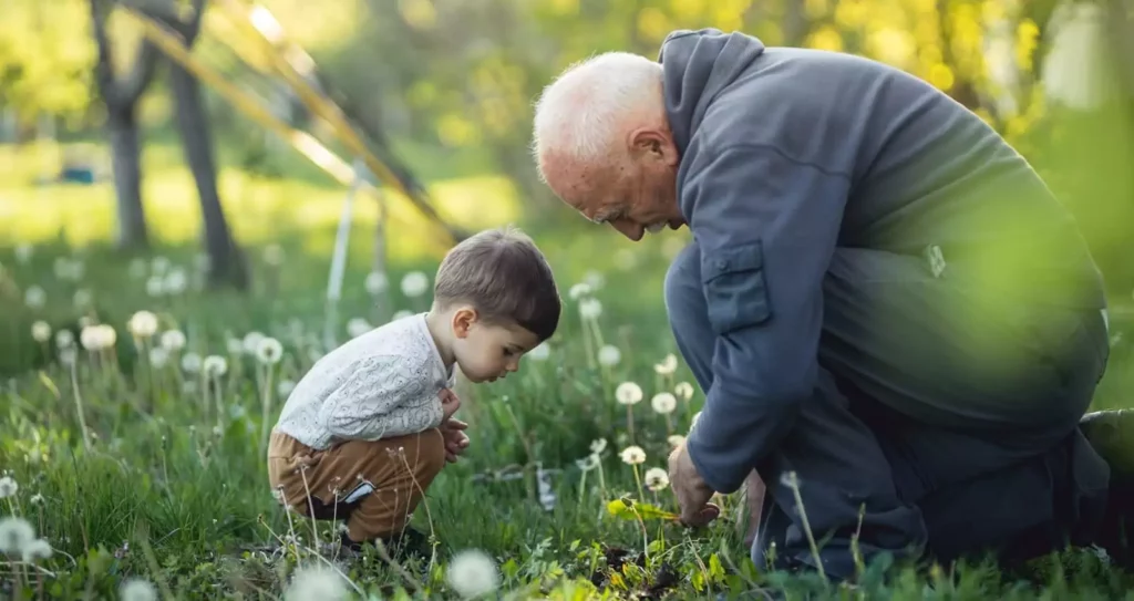 grand-père et son petit-fils participant à une activité nature en plein air au Family Ecolodge, complicité et découverte en forêt