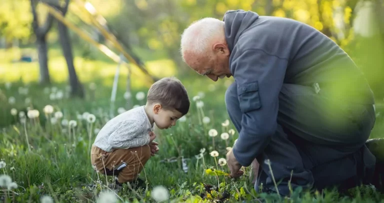 grand-père et son petit-fils participant à une activité nature en plein air au Family Ecolodge, complicité et découverte en forêt