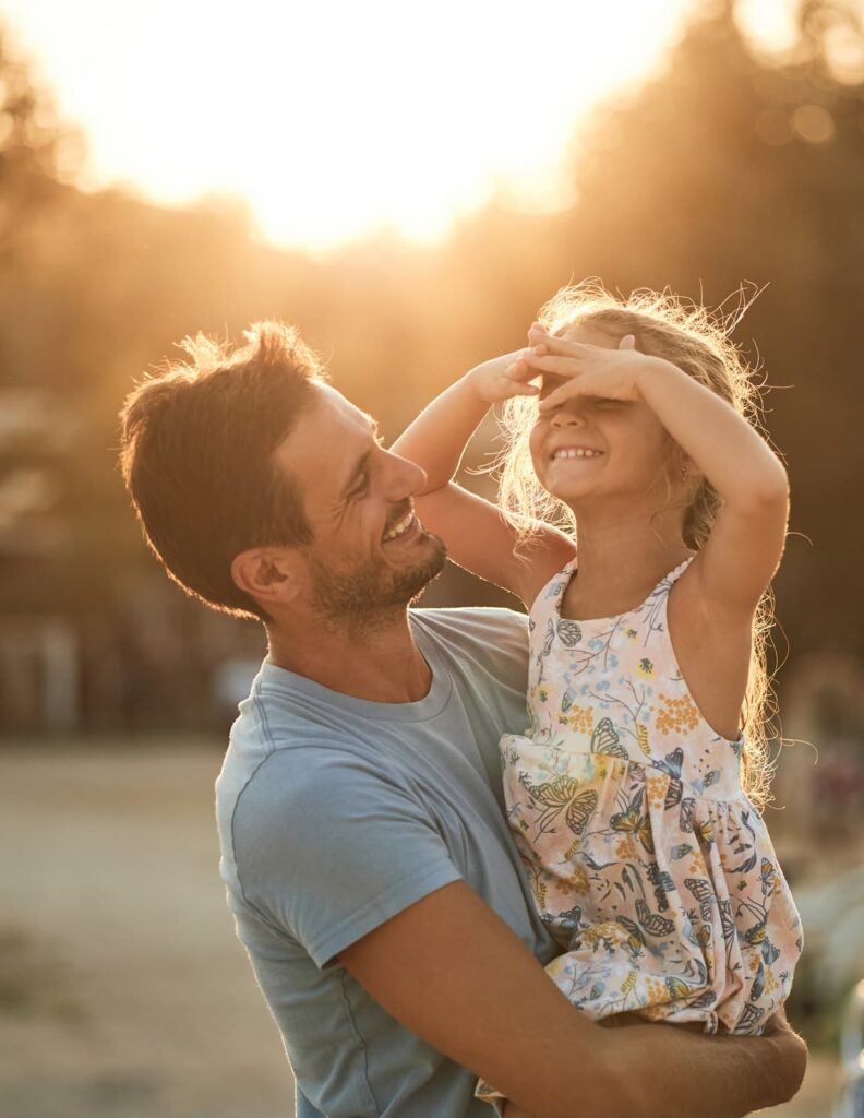 une enfant et son papa jouent pendant les vacances nature en ambiance Family Ecolodge Puisaye