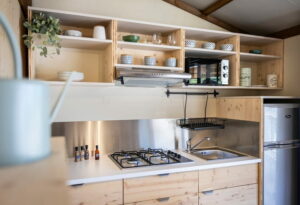 Dépaysement total dans notre cabane lodge au Canada enneigée, avec sa cuisine