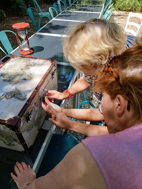 Groupe de filles jouant à un escape game en plein air lors de leur week-end EVJF