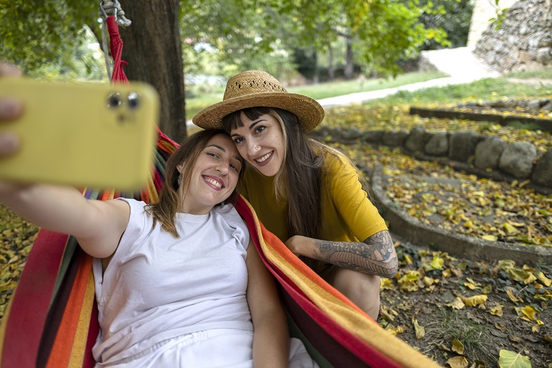 Jeunes femmes profitant d'une séance de selfies en plein air lors de leur séjour copines