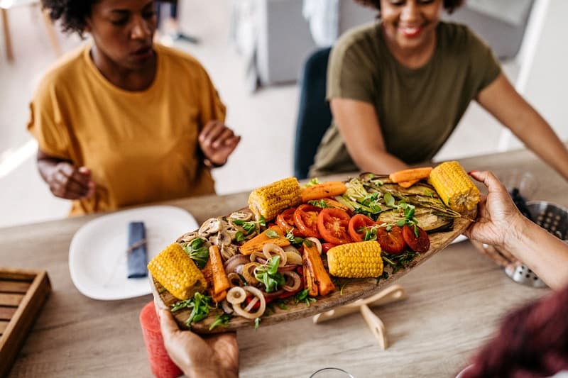 Des amies préparent leur dîner dans la cuisine pendant un EVJF à Family Ecolodge.