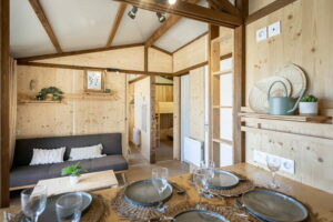 Intérieur chaleureux du lodge ambiance cabane au Canada.