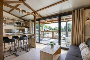 Terrasse d'un hébergement insolite au Family Ecolodge en été.