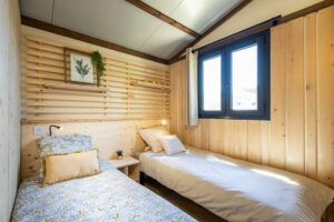 Lodge-chalet-Ecolodge-chambre-enfants-separee-parents-Bourgogne