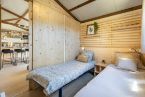 Chambre douillette du lodge au Family Ecolodge en hiver