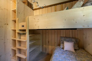 chambre enfants 3 lits du lodge en bois atypique et écologique au Family Ecolodge.