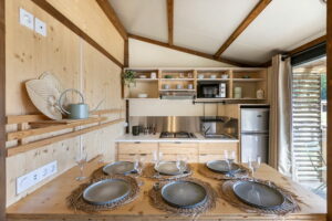 cabane-lodge-terrasse-salle-a-manger-cuisine-8-personnes