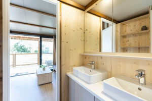 Salle de bain privative de notre hébergement insolite pour des vacances nature en famille.