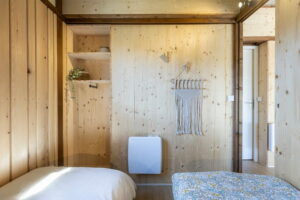 Architecture en bois du lodge nature au Family Ecolodge dans la chambre enfants