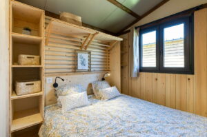 Intérieur de la chambre d'une cabane au Canada au Family Ecolodge en plein été.