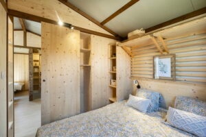 Entrée de la chambre parentale de la cabane au Canada au cœur du Family Ecolodge.
