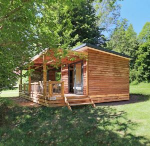 Vue extérieure du lodge insolite en pleine nature