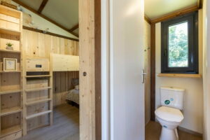 reserver-chambre-familiale-proche-Guedelon-cuisine-climatisation-WC-eau