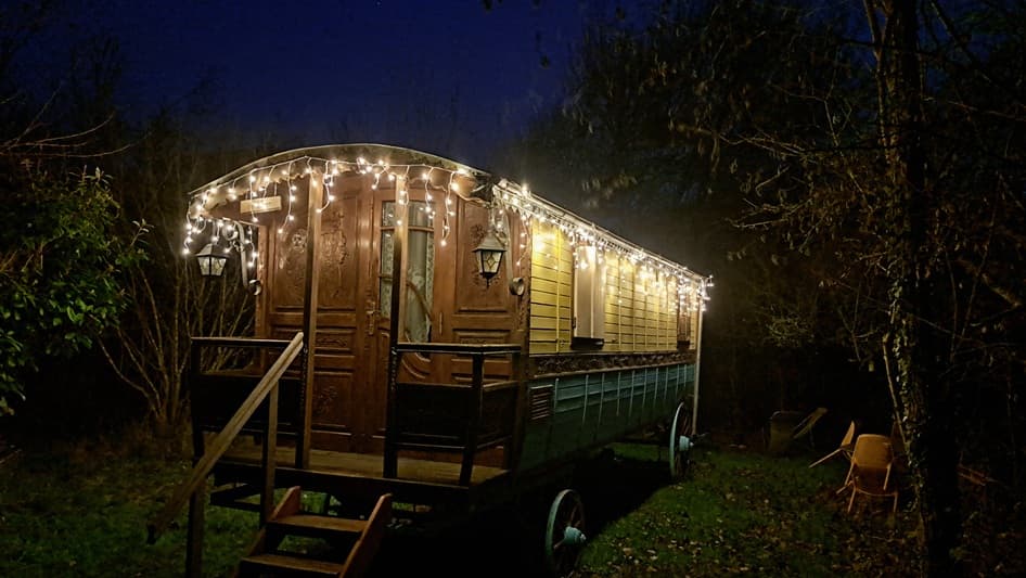 une roulotte illuminée pour Noël